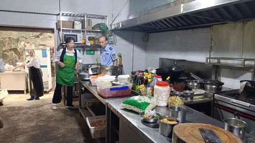 合江縣臨港市場監管所開展節后餐飲食品安全專項檢查，筑牢服務安全防線